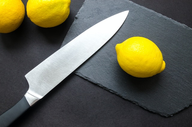 couper citron avec un couteau damas